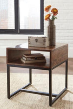 Load image into Gallery viewer, Hirvanton End Table